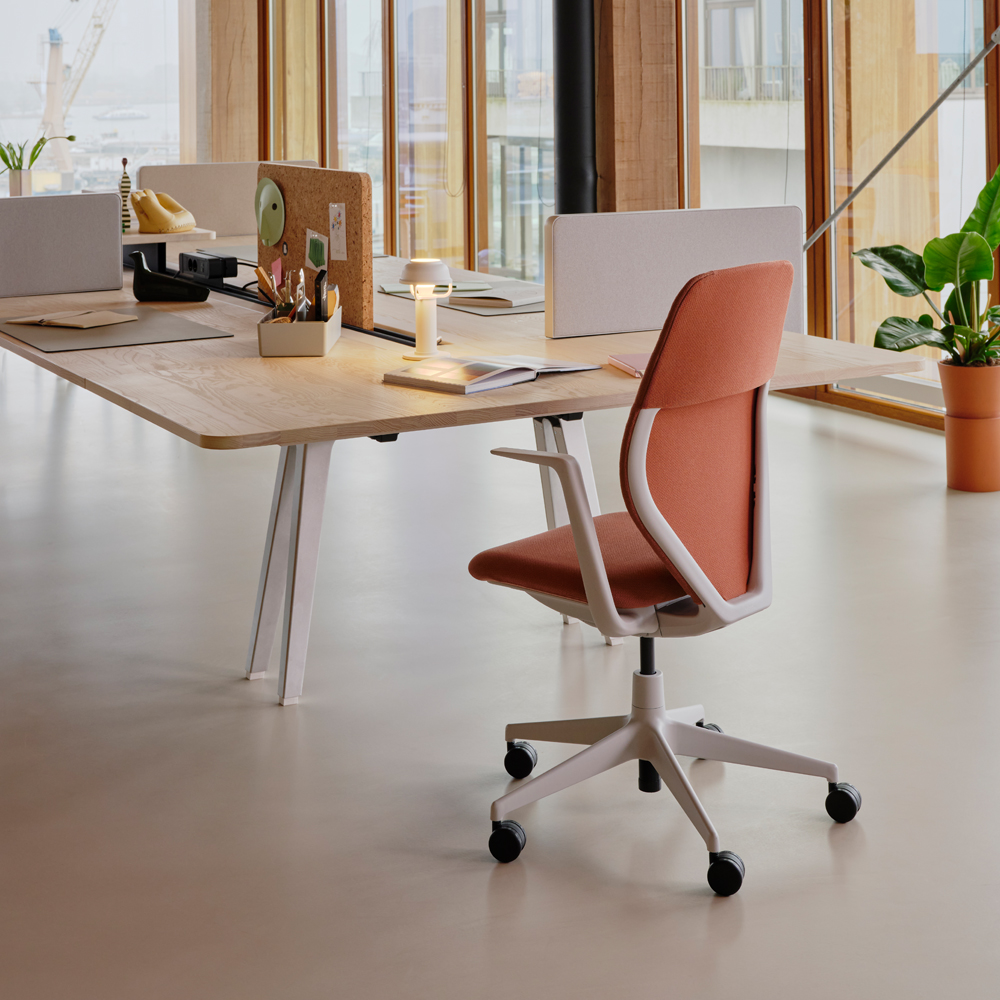 ACX Mesh 人體工學辦公椅（網格椅背 / 松木綠布料 / 深黑色框架 / 升降式扶手） | 北歐櫥窗 NORDIC