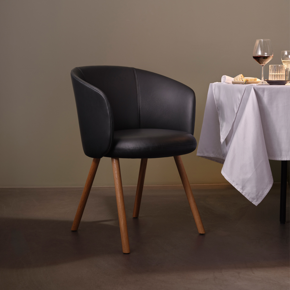 Mikado 天皇扶手椅（深黑色皮革、深橡木椅腳） | 北歐櫥窗NORDIC